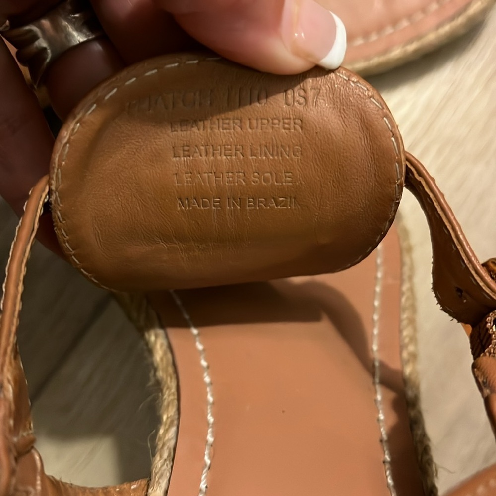 Hunter "Thatch" 8 Brown Leather Sandals T-Strap Gold Buckles Woman’s Size 7 - Picture 4 of 4